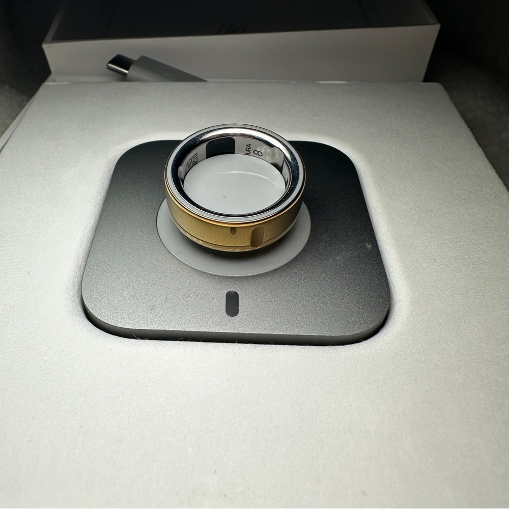 Oura Ring Gen 4 Size 8 Gold Activity Tracker with Charger Box (Great Condition) - Picture 2 of 15